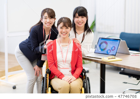 [Materials supervised by the Japan Universal Manners Association] Business woman, office, wheelchair 47746708