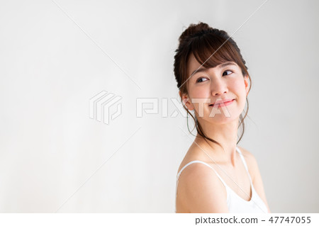 young woman      47747055