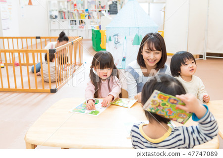 保育園 嬰幼兒 分類 托兒所老師 照片素材 圖片 圖庫