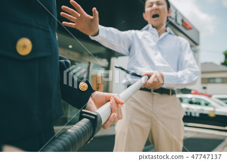警察 警官 男人 47747137