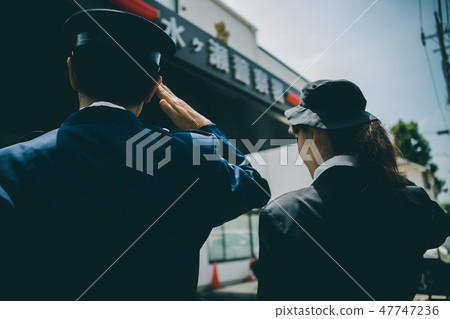 警察 敬禮 男人 47747236