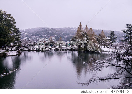 Snow scene of Kenrokuen 47749430