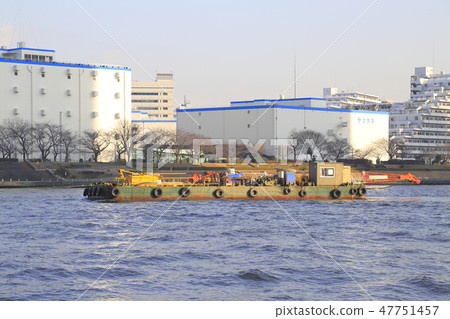 Landscape on the Sumidagawa River Crane Ship Attracted by Tugboat Landscape on the Sumidagawa River Crane Ship Attracted by Tugboat 47751457