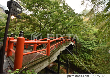 紅色橋樑在溫泉鎮 紅色橋樑在溫泉鎮 47751680