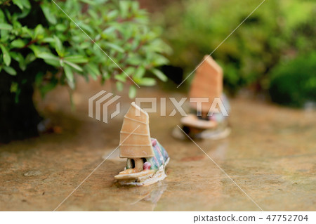 figures with bonsai tree at flower show 47752704