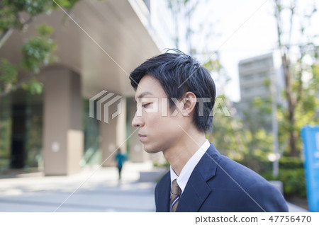 businessman thinking 47756470