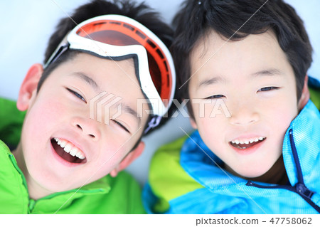 Child wearing ski wear 47758062