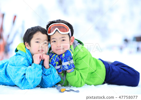 孩子穿著滑雪服 47758077