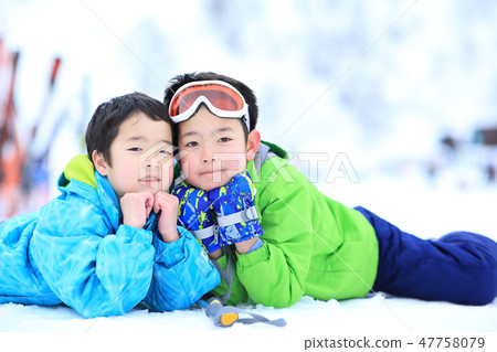 Child wearing ski wear Child wearing ski wear 47758079