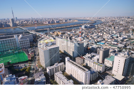 日本的東京城市景觀視圖荒川和江戶川賽艇（靠近屏幕的右上角）等（左邊的東京天空樹） 47758995