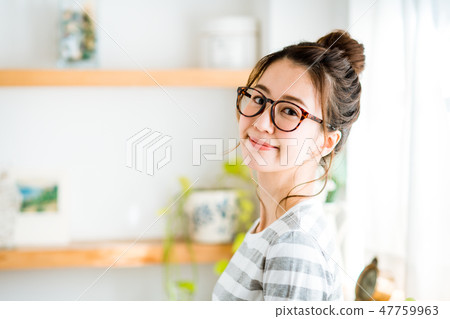 年輕的女士（眼鏡） 47759963