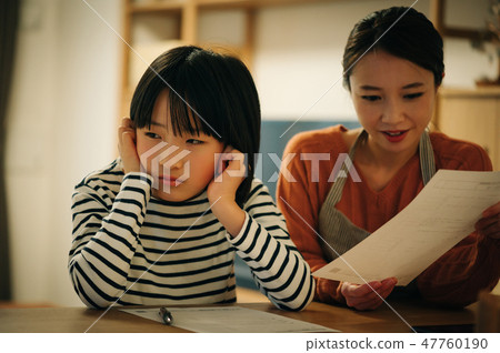 Daughter of rebellious period who ignores her mother 47760190