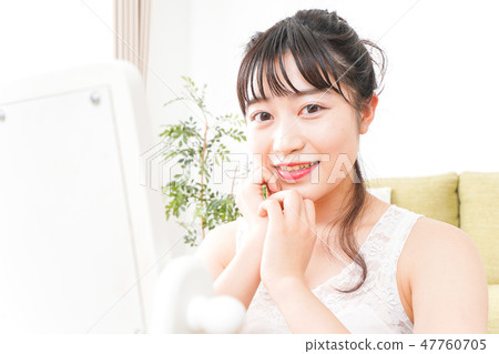 做護膚和構成的一個少婦 做護膚和構成的一個少婦 47760705