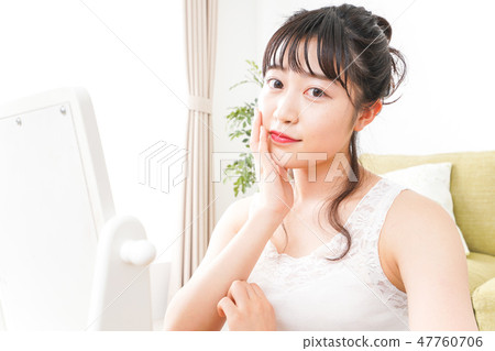 做護膚和構成的一個少婦 47760706
