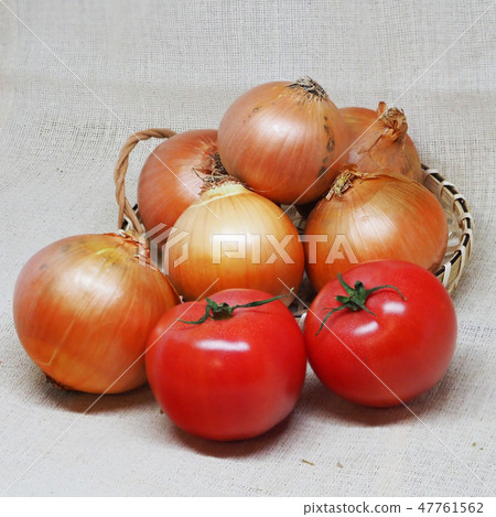 Organic materials (onions, carrots & tomatoes: natural texture) Organic materials (onions, carrots & tomatoes: natural texture) 47761562