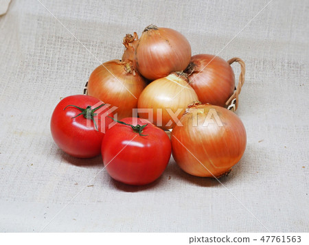 Organic materials (onions, carrots & tomatoes: natural texture) 47761563