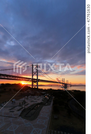 瀨戶大橋的第一個日出(從Yoshima看Shikoku一側) 瀨戶大橋的第一個日出(從Yoshima看Shikoku一側) 47761630