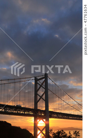 瀨戶大橋的第一個日出(從Yoshima看Shikoku一側) 瀨戶大橋的第一個日出(從Yoshima看Shikoku一側) 47761634