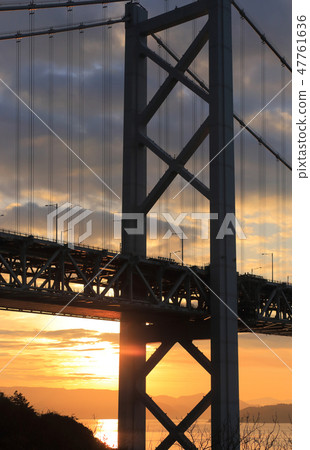 瀨戶大橋的第一個日出（從Yoshima看Shikoku一側） 47761636