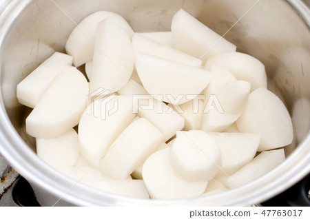 Simmered radish (before cooking) 47763017