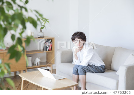 在客廳裡扮演個人電腦的女人 47763205