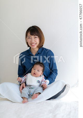 Mom and baby 47766057