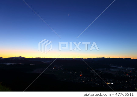 Satoyama早晨的黎明月亮新月satoyama 47766511