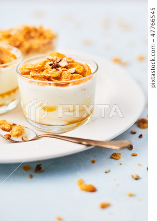 Corn flakes with yogurt, almond and honey Corn flakes with yogurt, almond and honey 47766545