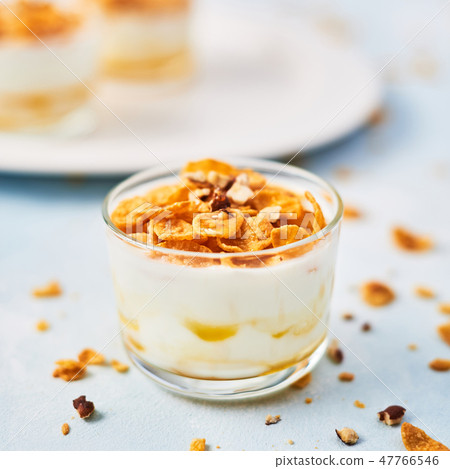 Corn flakes with yogurt, almond and honey Corn flakes with yogurt, almond and honey 47766546