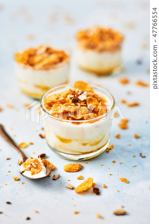 Corn flakes with yogurt, almond and honey Corn flakes with yogurt, almond and honey 47766554