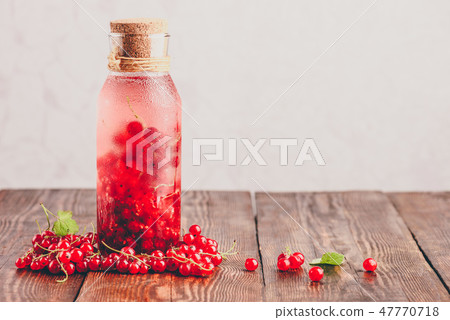 Red currant infused water 47770718