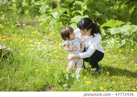 Parent and child playing in the park 47772436