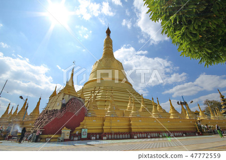 Take photo the Shwemawdaw Pagoda  47772559