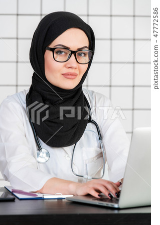 A Muslim Doctor smiling with glasses and... - Stock Photo [47772586] - PIXTA