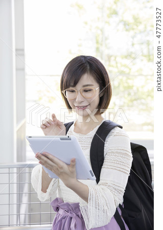 Female college student who operates tablet 47773527