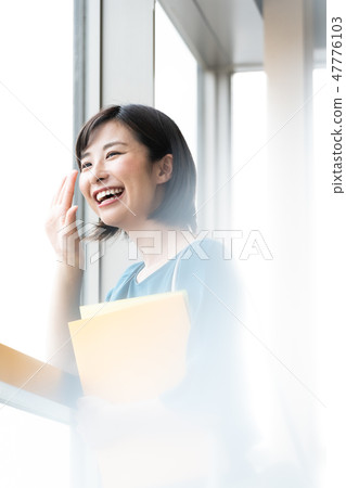 年輕的女士 47776103