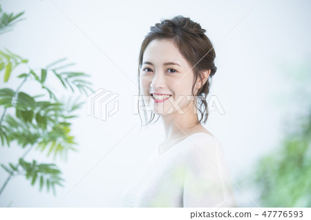 young woman young woman 47776593