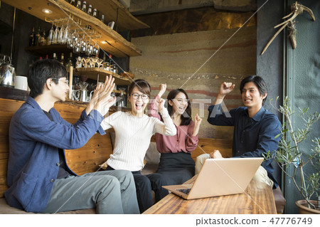 一個男人和一個女人在一家咖啡館令人興奮 47776749