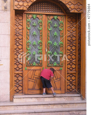 Doors and children 47776864