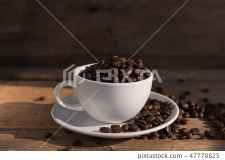 Still life coffee cup and roasted bean on old wood 47778825