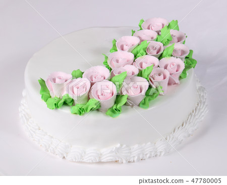 Cake with cream flowers 47780005