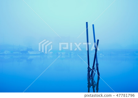 Fishing port of Kasumigaura wrapped in fog Fishing port of Kasumigaura wrapped in fog 47781796