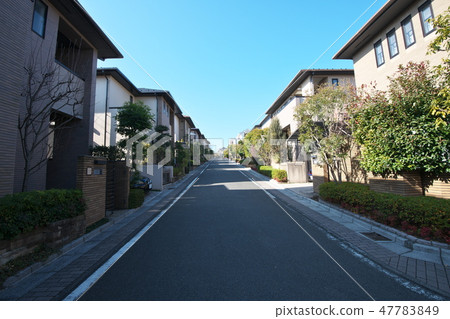 Streets without wires 47783849