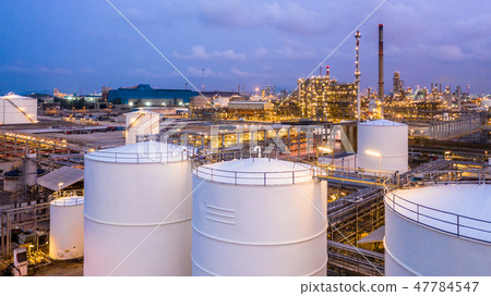 Storage tank with oil refinery plant Storage tank with oil refinery plant 47784547