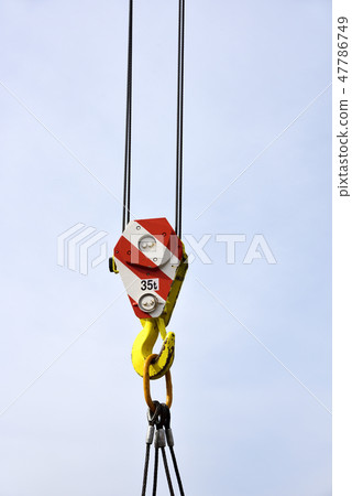 The main hook of the crawler crane that is trying to lift heavy objects with a wire rope The main hook of the crawler crane that is trying to lift heavy objects with a wire rope 47786749
