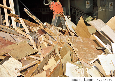 Factory that crushes wood scraps into chips and regenerates 47786750