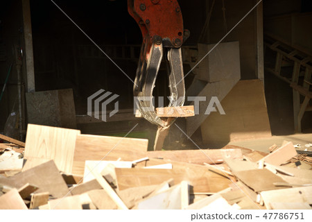 Factory that crushes wood scraps into chips and regenerates 47786751