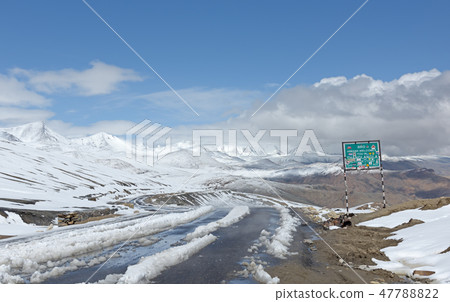 Tanglangla pass with snow peak,second highest pass 47788822