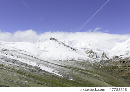 Beautiful landscape and road to Tanglang la pass 47788828