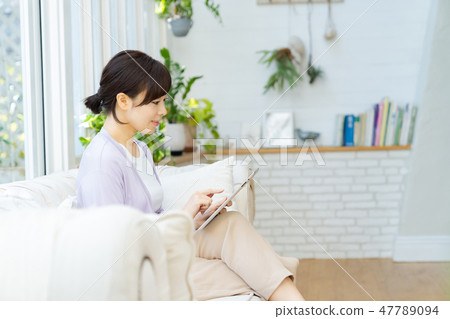 母親使用智能手機中間女人全職家庭主婦 母親使用智能手機中間女人全職家庭主婦 47789094
